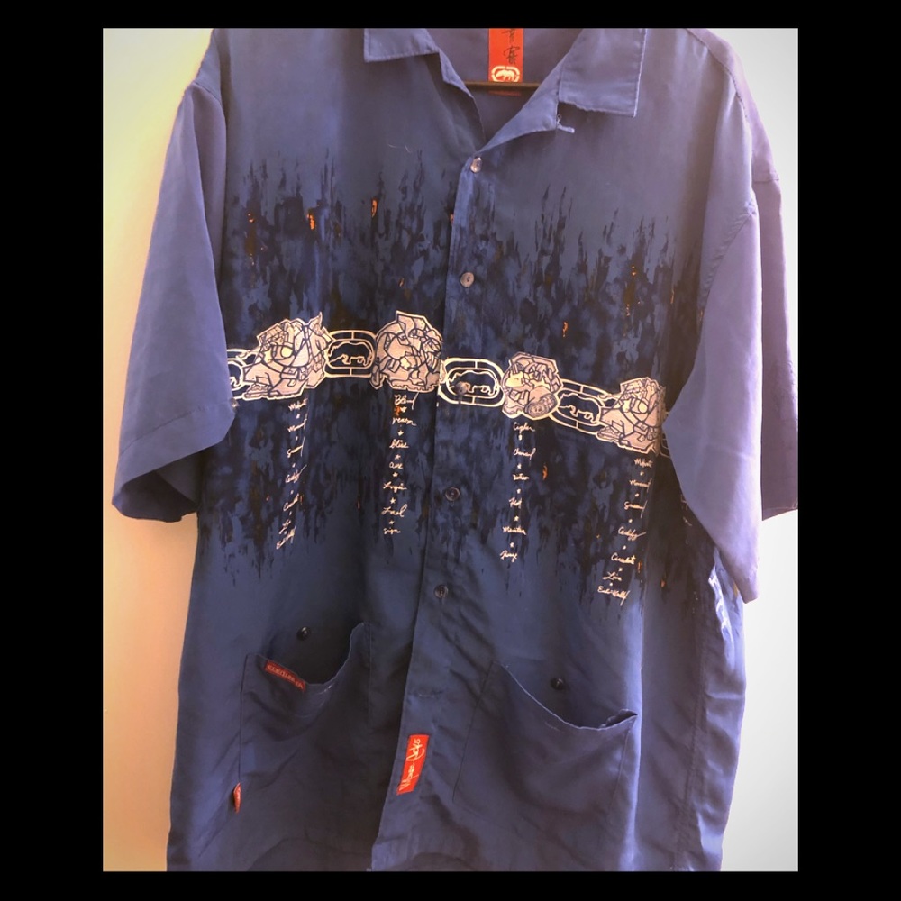 Short-sleeve button up with two pockets.